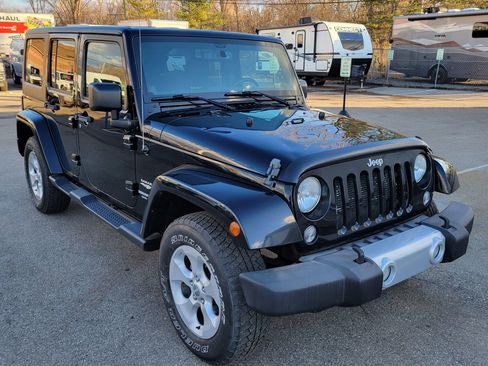 Used 2014 Jeep Wrangler Unlimited Sahara w/ Dual Top Group AWD/4WD image 13