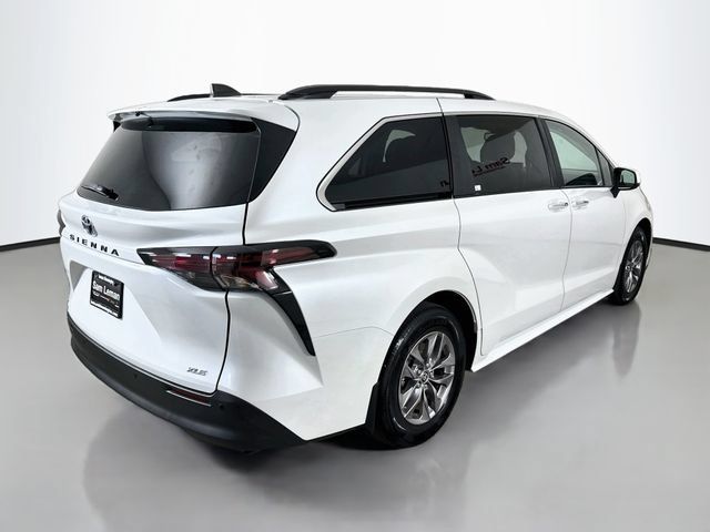 Used 2025 Toyota Sienna XLE FWD image 7