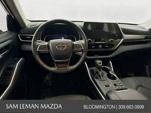 Used 2024 Toyota Highlander XLE FWD image 11