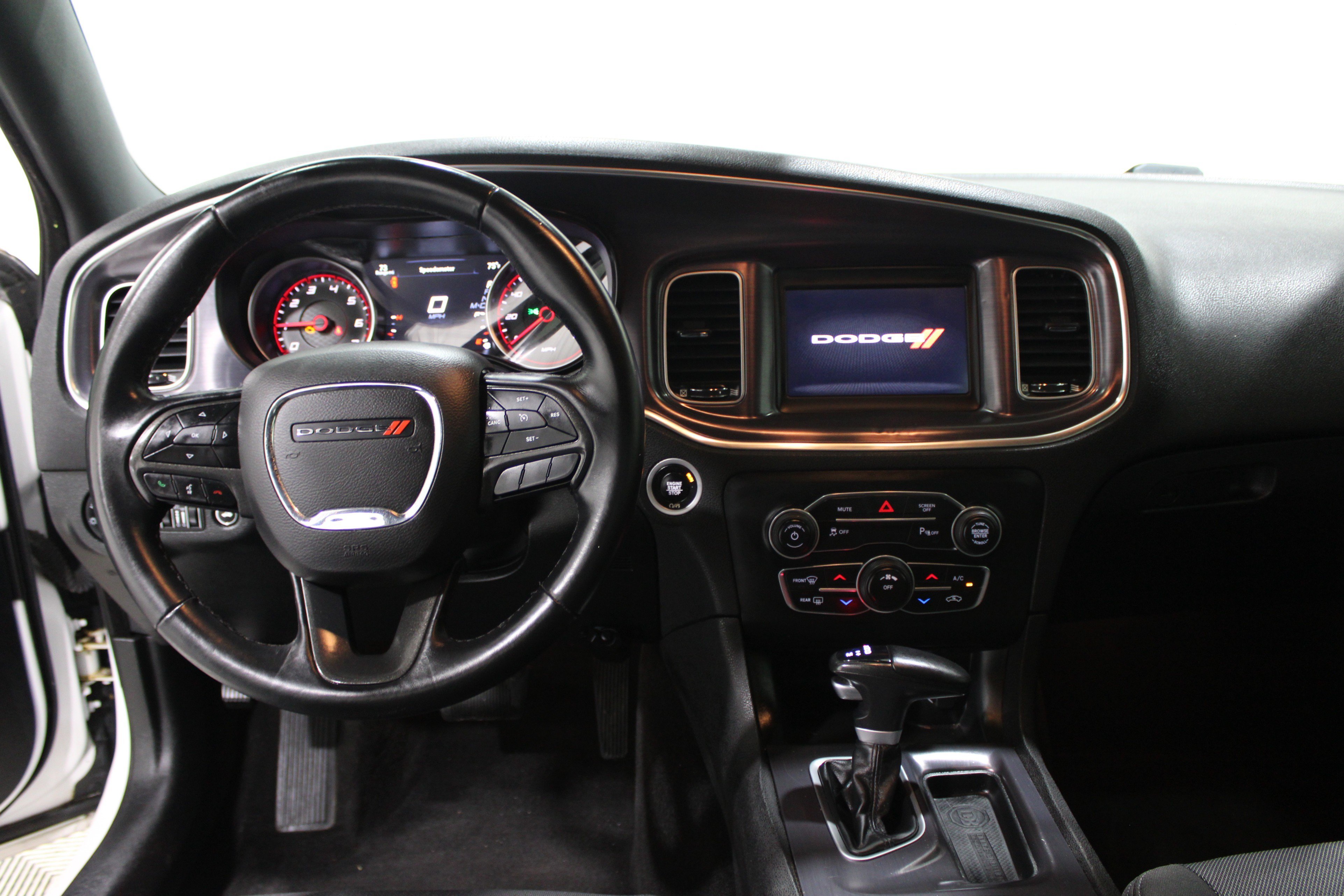 Used 2018 Dodge Charger SXT RWD image 2