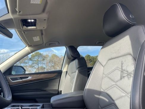 Used 2024 Volkswagen Atlas SE image 3