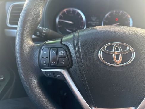 Used 2015 Toyota Highlander LE image 14
