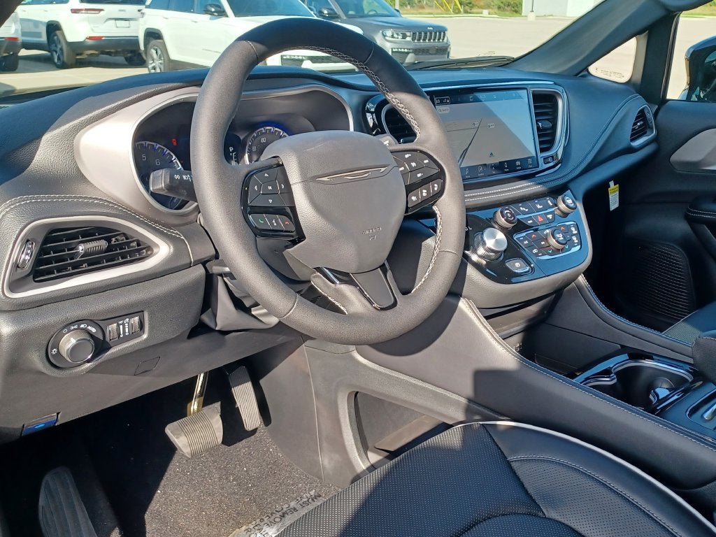 New 2027 Chrysler Pacifica Limited w/ Family Tech Group AWD/4WD image 8