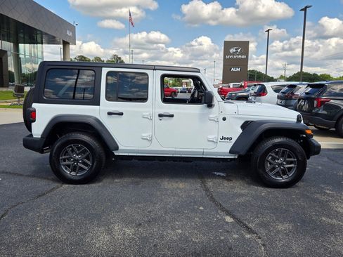 Used 2025 Jeep Wrangler Unlimited Sport AWD/4WD image 13