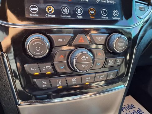 Used 2021 Jeep Grand Cherokee Laredo X image 9