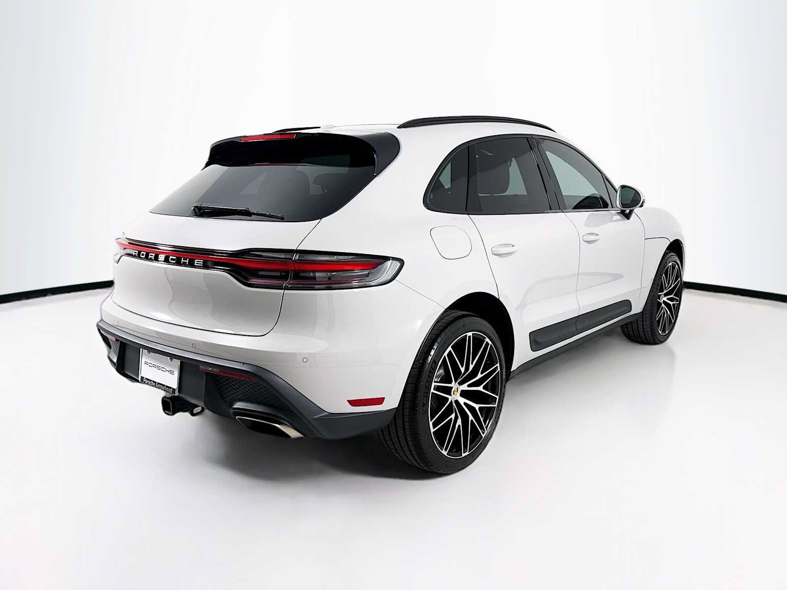 Certified 2026 Porsche Macan AWD/4WD image 9