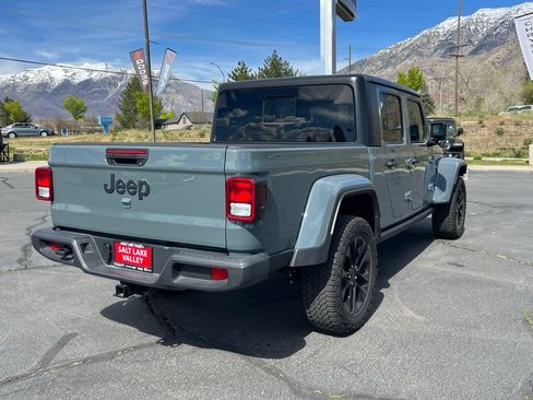 Used 2025 Jeep Gladiator Sport AWD/4WD image 11