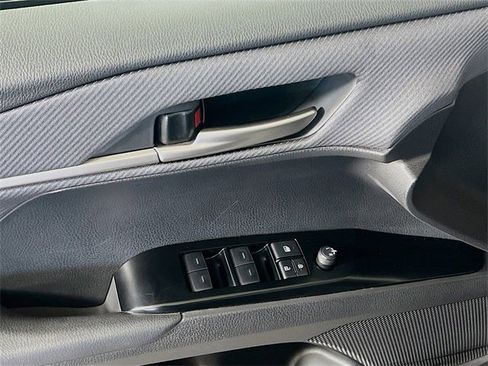 Used 2025 Toyota Camry SE image 11