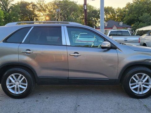 Used 2014 Kia Sorento LX w/ Touring Package (LX) FWD image 9