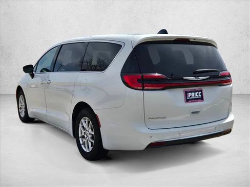 Used 2023 Chrysler Pacifica Touring-L FWD image 8