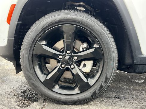 Used 2024 Jeep Grand Cherokee Limited w/ Luxury Tech Group II image 10