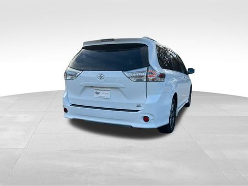 Used 2019 Toyota Sienna SE image 5