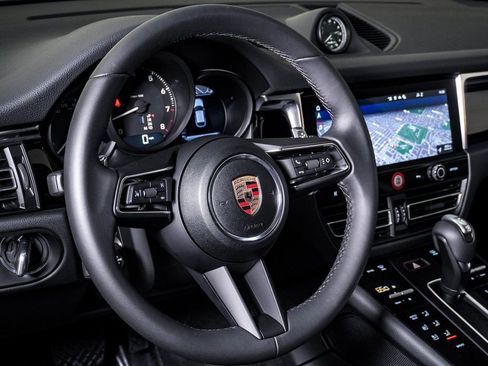 Certified 2025 Porsche Macan image 17