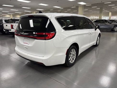 Used 2024 Chrysler Pacifica Touring-L image 7