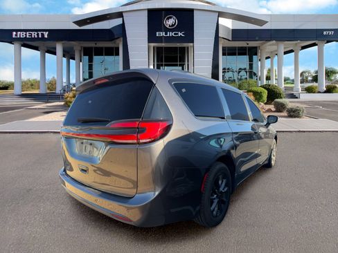 Used 2021 Chrysler Pacifica Touring w/ S Appearance Package FWD image 3