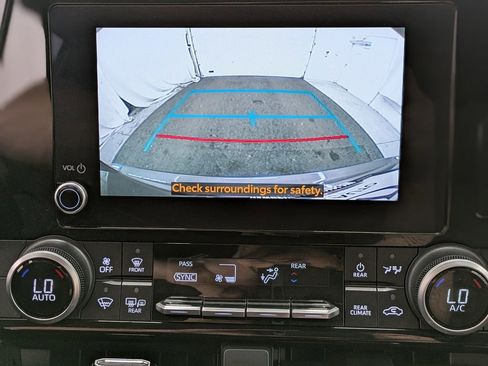 Used 2024 Toyota Highlander LE AWD/4WD image 12