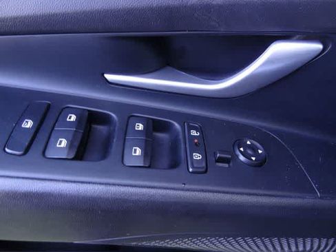 Used 2024 Hyundai Elantra SEL FWD image 13