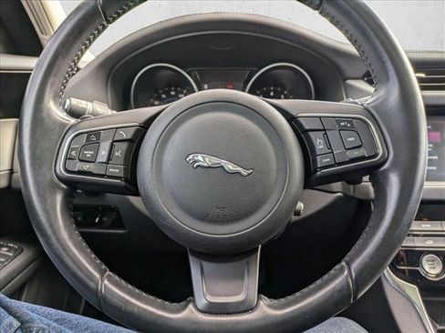 Used 2018 Jaguar XF Premium image 12