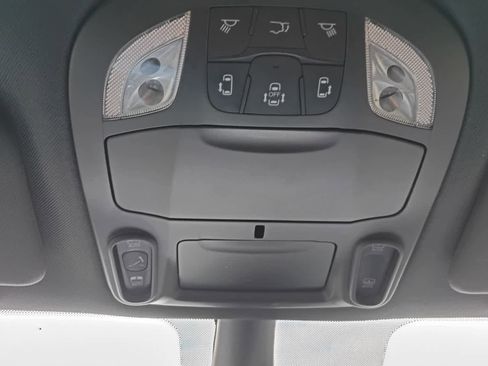 Used 2025 Chrysler Pacifica Limited image 23