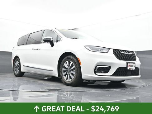Used 2023 Chrysler Pacifica Limited FWD image 49