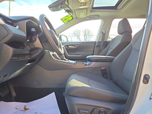 Used 2025 Toyota RAV4 XLE image 12