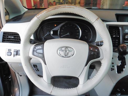 Used 2014 Toyota Sienna XLE FWD image 16