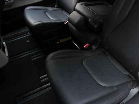 Used 2024 Kia Carnival LX FWD image 19
