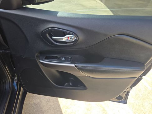 Used 2019 Jeep Cherokee Latitude w/ Popular Appearance Group FWD image 30