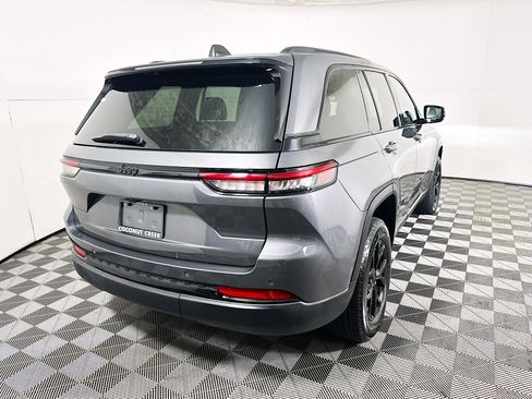 Used 2024 Jeep Grand Cherokee Altitude RWD image 3