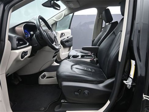 Used 2019 Chrysler Pacifica Touring-L image 10