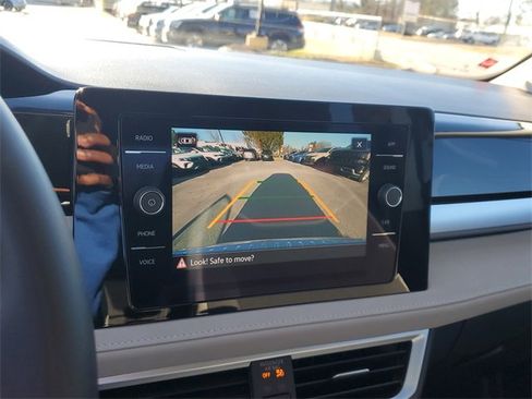 Certified 2025 Volkswagen Taos SE image 23