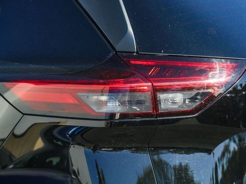 Used 2022 Nissan Rogue SV image 11