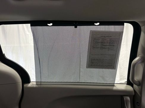 Used 2023 Chrysler Pacifica Touring-L image 45