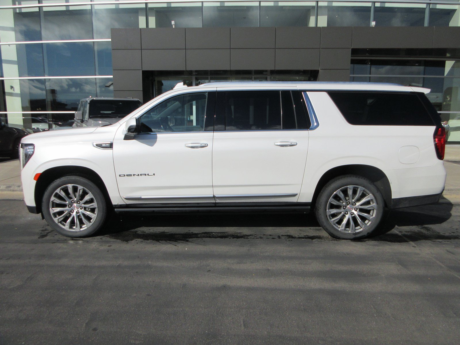 Used 2021 GMC Yukon XL Denali w/ Denali Premium Package AWD/4WD image 5