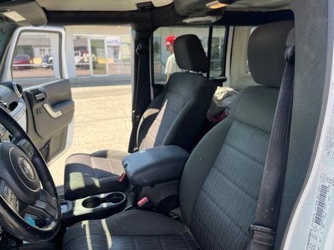 Used 2012 Jeep Wrangler Unlimited Sahara w/ Connectivity Group AWD/4WD image 5