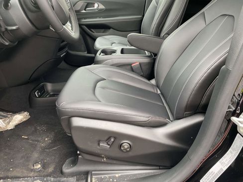 New 2026 Chrysler Pacifica Select image 11