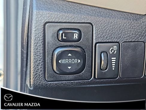 Used 2016 Toyota Corolla L image 18