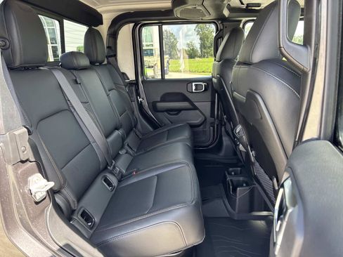 New 2025 Jeep Gladiator Sport image 18