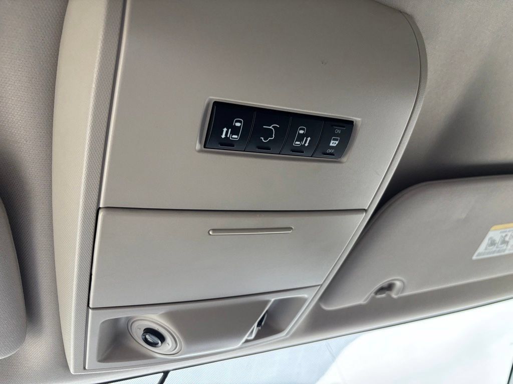 Used 2013 Chrysler Town & Country Touring FWD image 18