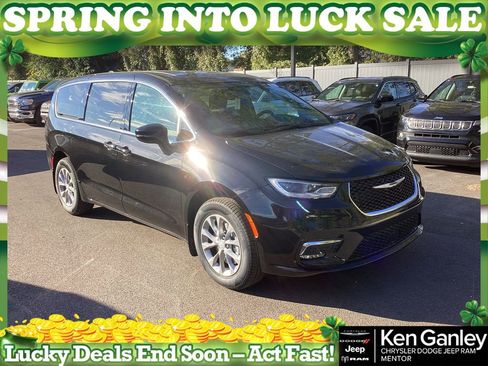 New 2026 Chrysler Pacifica Select image 1