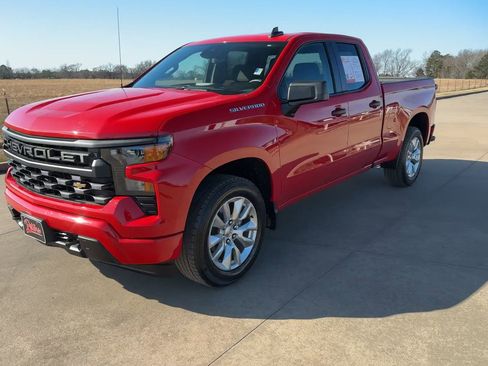 Used 2023 Chevrolet Silverado 1500 Custom image 3