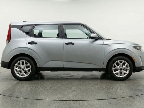 Used 2025 Kia Soul LX w/ LX Technology Package FWD image 11