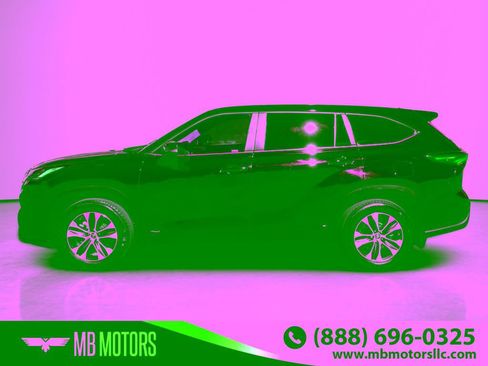 Used 2024 Toyota Highlander XLE AWD/4WD image 2