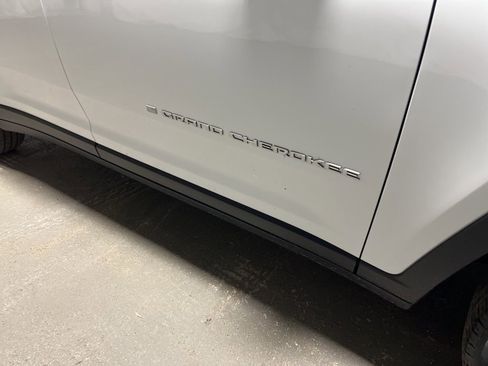 Used 2024 Jeep Grand Cherokee L Limited w/ Luxury Tech Group II image 8