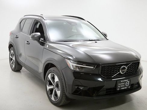 Certified 2024 Volvo XC40 B5 Plus w/ Climate Package image 4