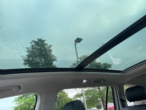 Used 2023 Volkswagen Tiguan SE w/ Panoramic Sunroof Package FWD image 25