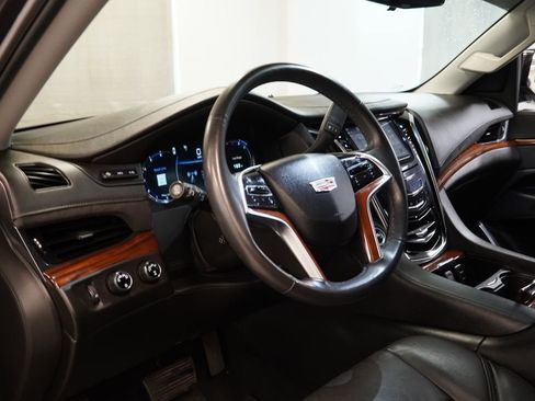 Used 2017 Cadillac Escalade ESV Luxury AWD/4WD image 7