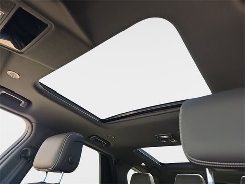 Used 2025 Land Rover Discovery Dynamic SE image 32