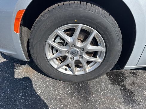 Used 2024 Chrysler Pacifica Touring-L image 7