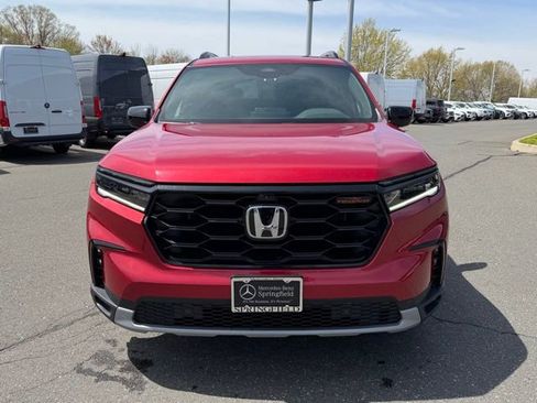 Used 2025 Honda Pilot TrailSport image 2